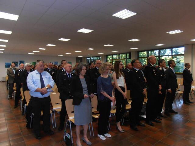 Gemeinsam sagen die Anwesenden die Bayernhymne und das  Deutschlandlied. 