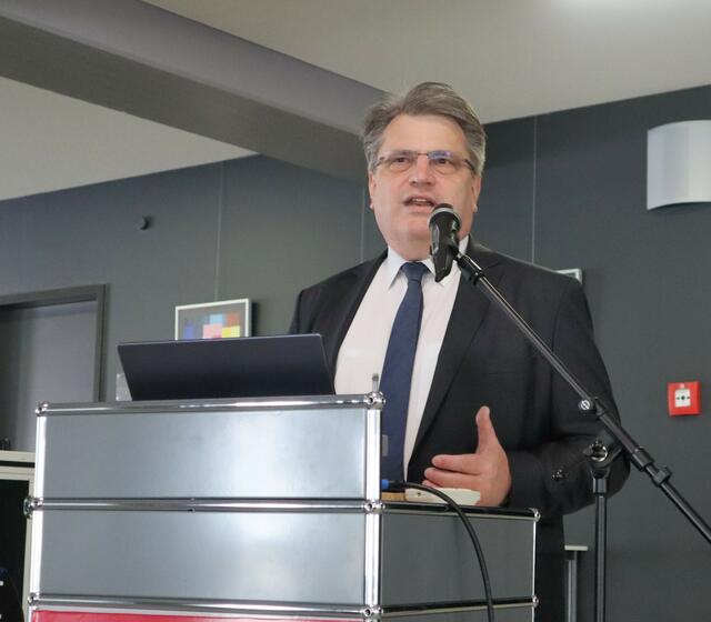 Winfried Bausback würdigt das Engagement der Juniorbotschafterinnen und -botschafter für die EU. | Foto: Thum