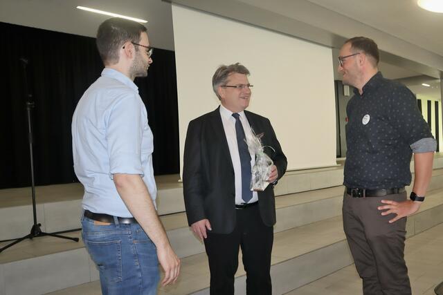 Winfried Bausback im Fachgespräch mit den Sozialkundelehrern Stefan Carolan und Marcel Giloj. | Foto: Thum