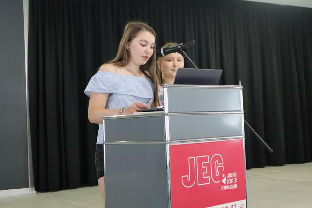 Josefine Verfürth und Melina Kroth stellen die Tätigkeit der Europa-AG vor. | Foto: Thum