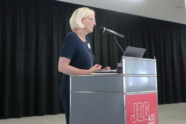Schulleiterin Petra Hein thematisiert in ihrer Begrüßungsrede Europa als Wertegemeinschaft. | Foto: Thum