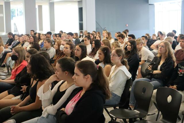Aufmerksam verfolgen die Schülerinnen und Schüler in der Aula des Julius-Echter-Gymnasiums die Veranstaltung. | Foto: Thum