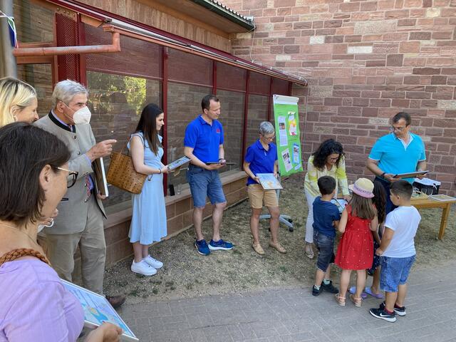 Die Kinder erklären das Kunstwerk auf dem Andenken der Spendenaktion. | Foto: Kath. Kindergarten Traumland
