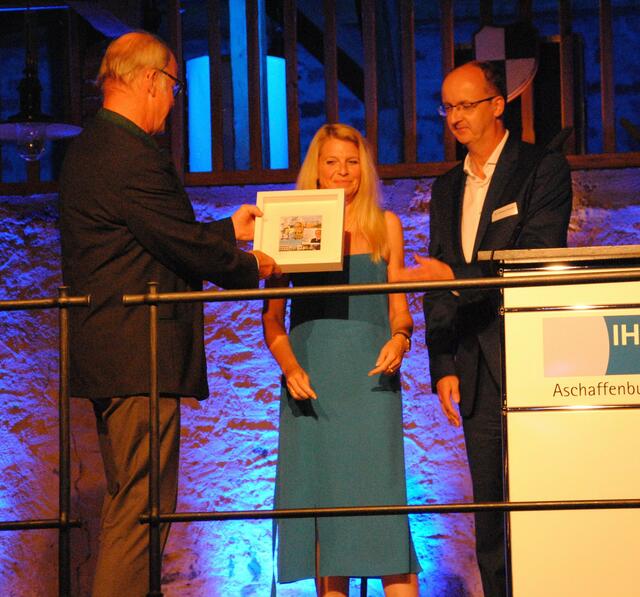 Dr. Andreas Freundt, IHK-Hauptgeschäftsführer und Dr. Heike Wenzel, IHK-Präsidentin übergaben ein kleines Kunstwerk an den ehemaligen IHK-Präsidenten Friedbert Eder.
