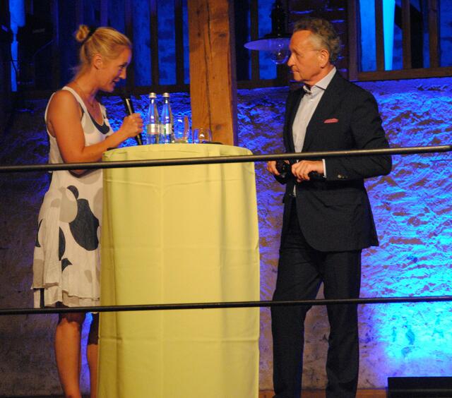 Prof. Klaus Josef Lutz, Präsident des Bayerischen Industrie- und Handelskammertages im Podiumsgespräche mit Moderatorin Katrin Küx.