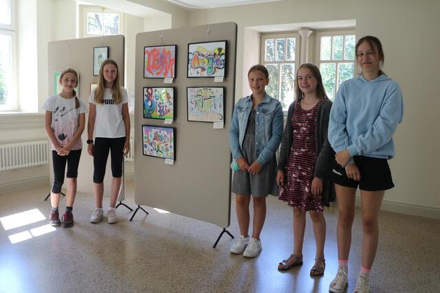 Teilnehmerinnen der 6. Jahrgangsstufe der Theresia-Gerhardinger-Realschule Amorbach vor ihren Graffitibildern | Foto: Michaela Warncke