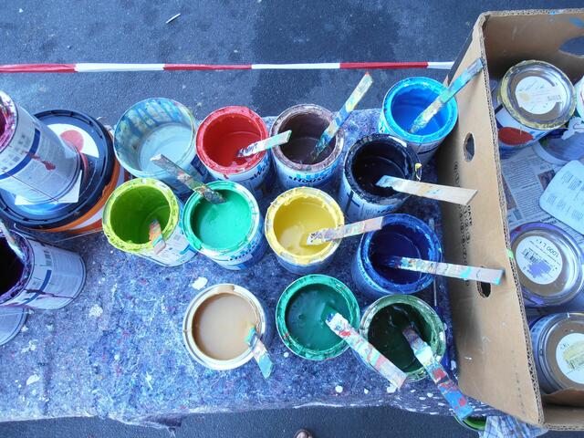 Mit unverdünnter, hochwertiger Fassadenfarbe wurden die verschiedenen Motive auf die Wände der Unterführung gemalt. | Foto: Marlene Deß