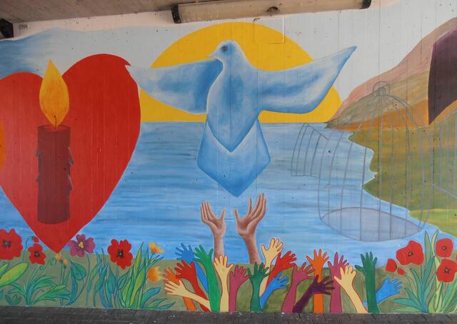 Eine der beiden Tauben, die auf jede der beiden Seiten der Unterführung gemalt wurden. | Foto: Marlene Deß