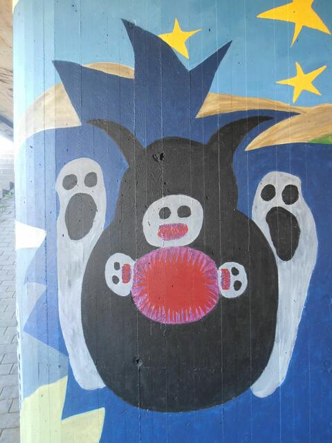 Die so genannten „Monster des Krieges“, eines der Motive auf den Wänden der Radunterführung bei Bürgstadt. | Foto: Marlene Deß