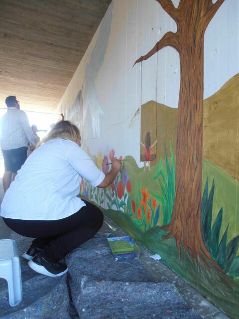 Mit Motiven zum Thema „Peace and freedom for the world“ haben Schüler*innen der BIK-Vorbereitungsklasse der Berufsschule Miltenberg gemeinsam die Wände an der Radunterführung in Bürgstadt gestaltet. | Foto: Marlene Deß