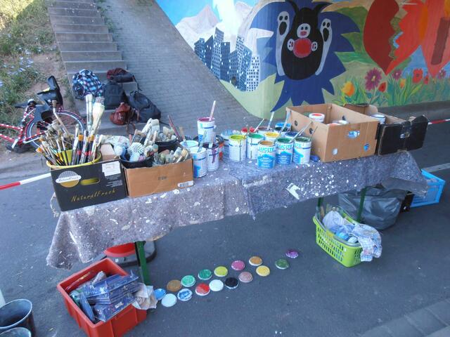 Dass man sich seine Arbeitsmaterialien, beispielsweise Farben, Pinsel und anderes, vorbereiten muss, lernten die jungen Menschen beim Kunstprojekt ebenfalls. | Foto: Marlene Deß