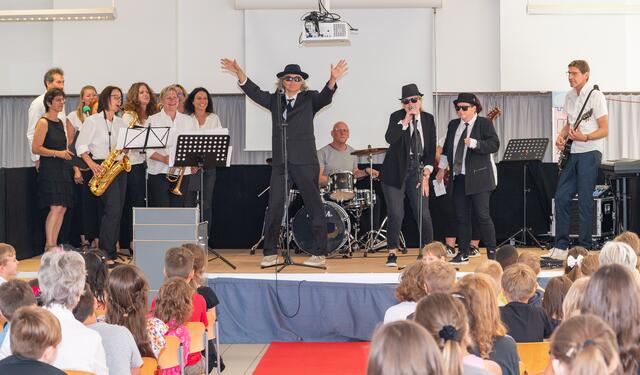 Den mitreißenden Abschluss der Verabschiedung lieferte die Lehrerband mit dem umgetexteten Blues-Brothers-Song „Du hast’s geschafft“. | Foto: Winfried Zang