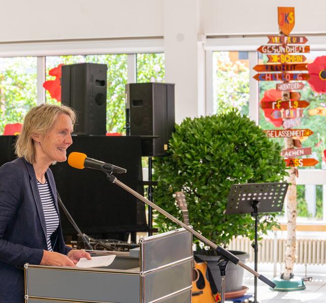Sie kann sich auf den Ruhestand freuen: Die Leiterin der Janusz-Korczak-Schule Elsenfeld, Birgitta Burghardt, bei ihrer Abschlussrede. Im Hintergrund der riesige Wegweiser aus Holz mit den besten Wünschen vom Lehrerkollegium. | Foto: Winfried Zang