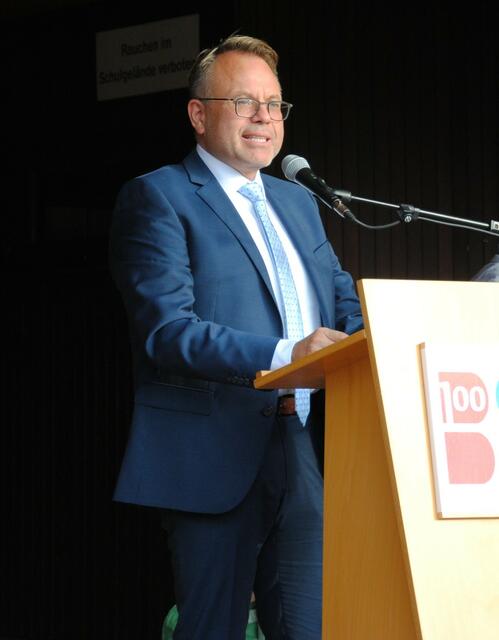 Schulleiter Alexander Eckert ist stolz auf seine guten AbschlußschülerInnen.