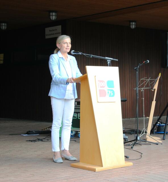 Dr. Maria Bausback gratulierte im Namen der IHK.