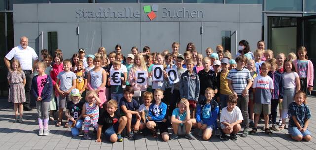 Der Ambulante Kinderhospizdienst Neckar-Odenwald durfte sich bei der 10. Kinderhochschule Medizin wieder über eine Spende freuen. Hier: "Kinderhochschule Medizin" in Buchen.
 | Foto: Priv.-Doz. Dr. med. Harald Genzwürker