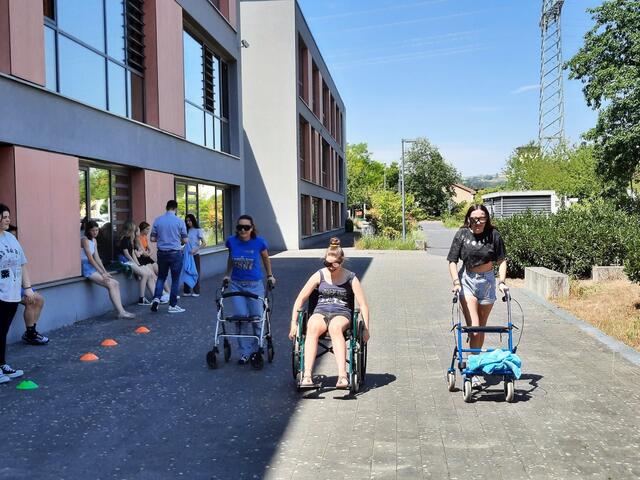 Alt fühlen: Selbsterfahrungsübung mit Rollstuhl und Rollator. | Foto: Pfefferer