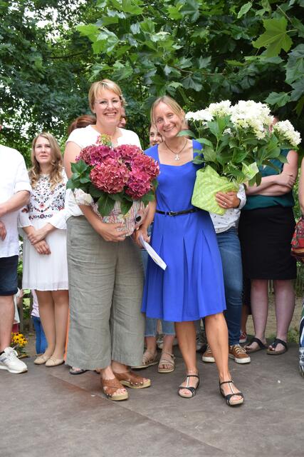 Im Vordergrund v.l.n.r.: Barbara Sauer (stellvertretende Schulleiterin) und Eva Schröner (Schulleiterin) | Foto: Hans Hechtfischer