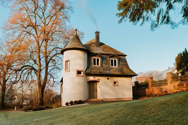 Das Kutscherhaus auf dem Gelände der Villa Schulz in Amorbach, in dem derzeit die etwa 150m² große MimO Forscherwerkstatt entsteht. | Foto: Joachim &amp; Susanne Schulz Stiftung / Dirk Spoerer