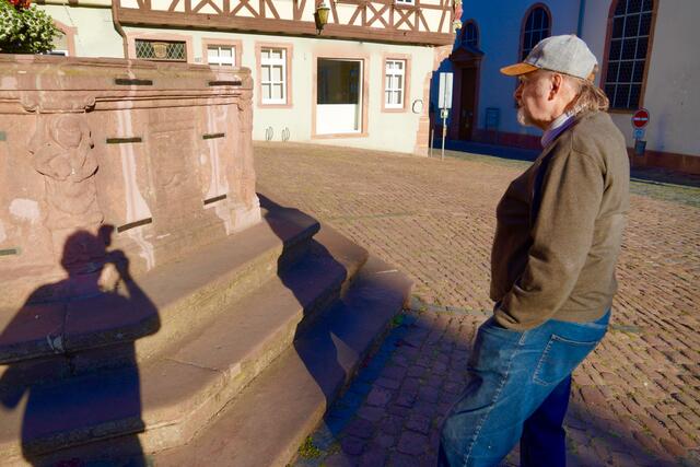 Am Schnatterloch, dem historischen Marktplatz, gibt es auch schon ein Kommen und Gehen - stadteinwärts oder in Richtung Schwarzviertel.

Passanten nicken grüßend einem älteren Miltenberger auf einer Sitzbank an der Kirchenmauer zu. Er sei bei schönem Wetter immer hier anzutreffen und genieße bei einem Becher Kaffee aus einer nahen Bäckerei im Schwarz-Viertel nicht weit von hier die besondere Licht-Schatten-Atmosphäre - schmunzelt er.
