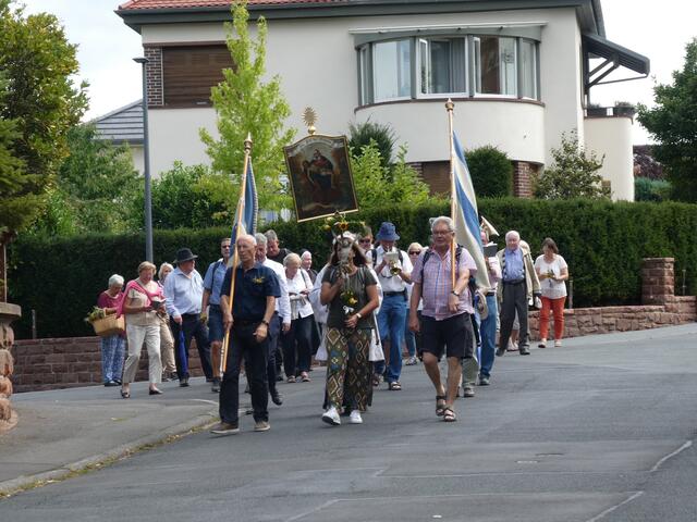 Nach der Rückkehr beim Einzug zur Klosterkirche Miltenberg