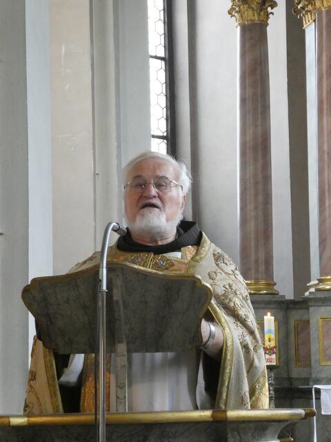 Präses Pater Richard Hessdörfer begrüßt die Dettelbachpilger nach ihrer Rückkehr