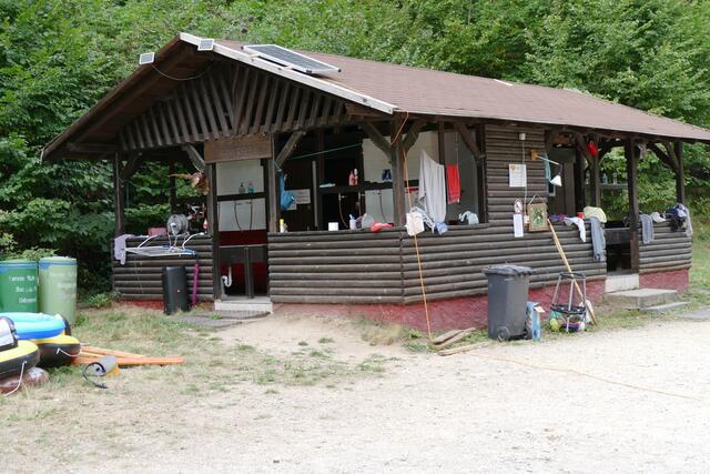 Die Blockhütte am Eutersee mit  Sanitär- und Waschanlagen