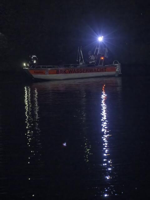 Eine schwierige Aufgabe hatte die Wasserwacht, als sie bei 
Dunkelheit den Main nach Vermissten absuchte.   | Foto: Winfried Zang
