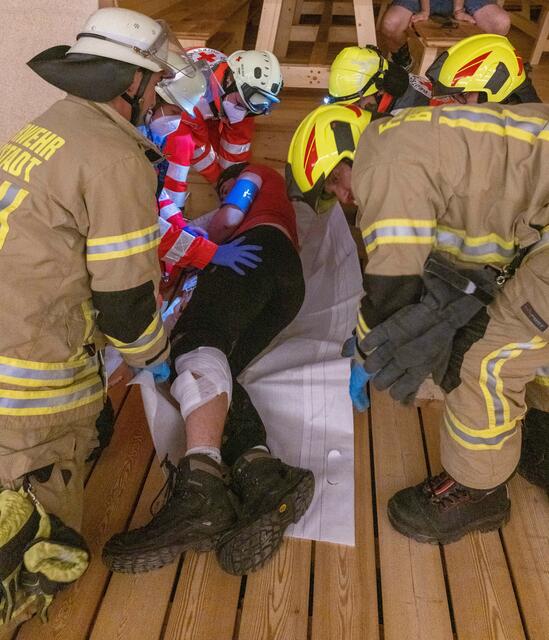 Gemeinsam versorgten BRK und Feuerwehr diesen Schwerverletzten.  | Foto: Winfried Zang