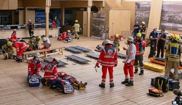 In der Festhalle wurde Platz geschaffen, damit die Verletzten für den Abtransport vorbereitet werden konnten.
 | Foto: Winfried Zang