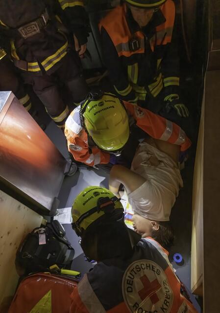 Wenig Platz, schlechte Lichtverhältnisse: Die Versorgung dieses Opfers erfolgte unter schwierigen Bedingungen.   | Foto: Winfried Zang