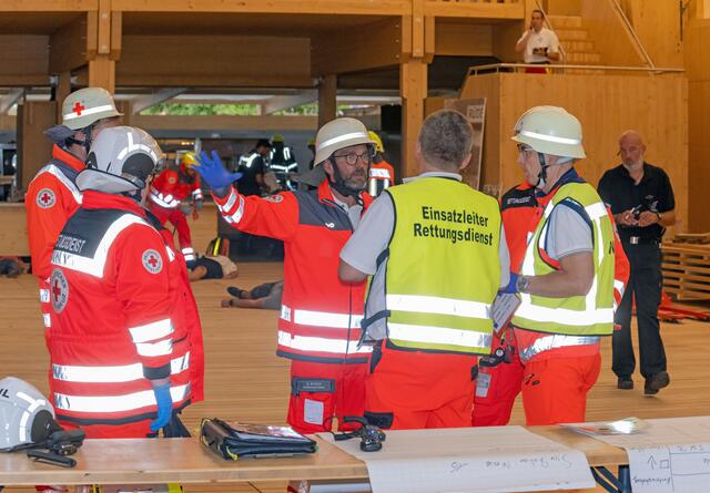 Regelmäßige Besprechungen beim BRK sorgten dafür, dass die Versorgung der Verletzten schnell voranging. 
 | Foto: Winfried Zang