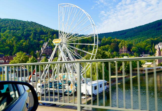 Es ist halb neun Uhr am Dienstagmorgen. Das Messe-Riesenrad wird in Miltenberg aufgebaut. 