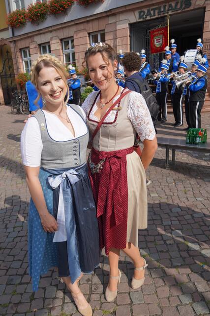 Zwei bayerische Bierköniginnen unter sich.