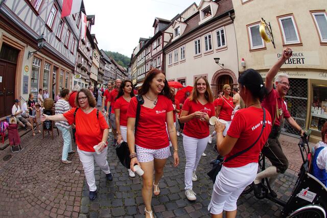 Im knalligen Rot beim Messe-Einzug dabei: Mitarbeiterinnen und Mitarbeiter von Maria Regina, dem hiesigen Senioren-Stift.