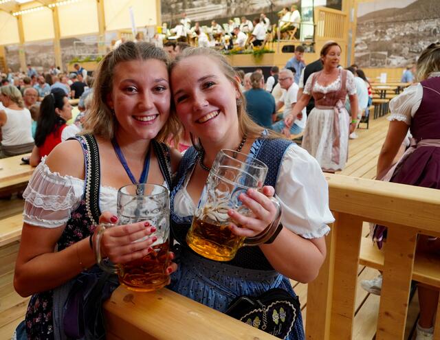 
Unter den schmissigen Klängen der "Original Staffelbrunser Musikanten" füllte sich sehr zügig das Holz-Messezelt. Das Festbier dürfte allen Gästen sehr geschmeckt gaben - ebenso die kulinarischen Köstlichkeiten.