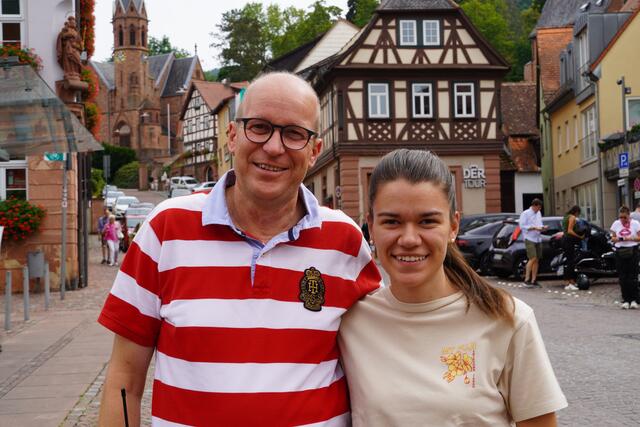 Die Michelsmess' in Miltenberg ist eröffnet. Ein Pars-pro-Toto-Bild vom größten Volksfest am Bayerischen Untermain von zwei faszinierten Passanten.