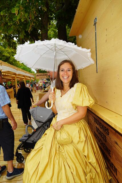 Gehen oder bleiben? Eine Biedermeier-Dame im Regen.