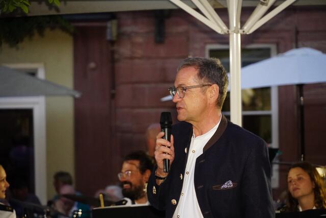 Miltenberg's Bürgermeister Bernd Kahlert begrüßt das Orchester und die Konzert-Gäste.