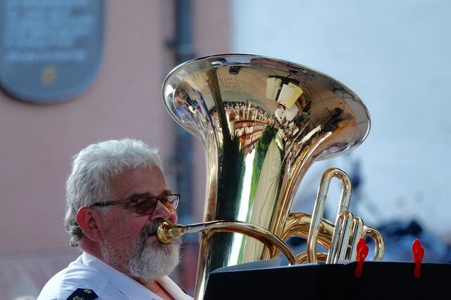 Temperamentvolle Musik am Miltenberger Marktplatz durch das Landespolizeiorchester Hessen während der Michaelismesse 2022.
