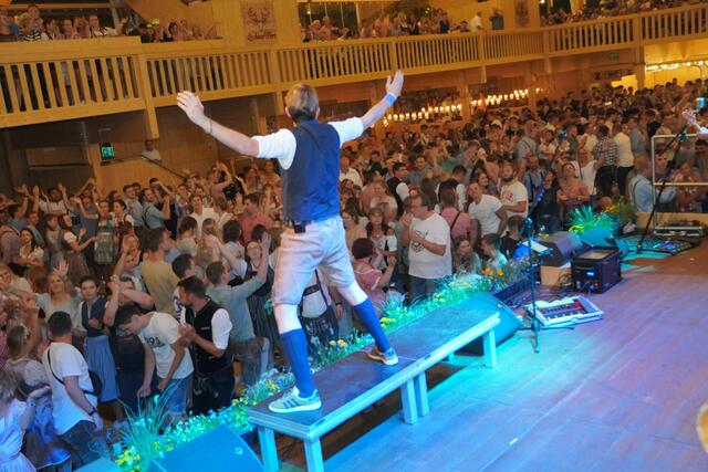 Angeregt und angefeuert durch die fetzige Musik mit temperamentvollen Akteuren aus dem Münchener Raum 
kamen die Fans so richtig in Stimmung. 