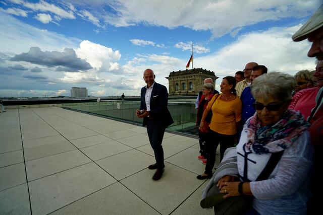 Alexander Hoffmann MdB erörtert den Elsenfelder Busfahrt-Teilnehmern "zwischen Himmel und Erde" die Berliner Szenerie.