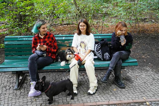 Ein Stadtbesuch in Berlin ist nie langweilig, überall pulsiert das Leben und findet Kommunikation statt - wie  bei diesem Quintett zwischen dem Tiergarten-Park und dem Brandenburger Tor. 