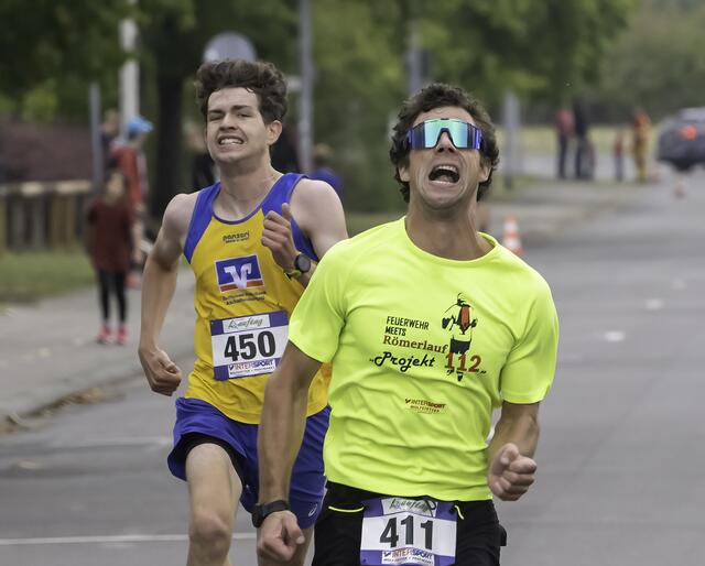 Packendes Finish im 3.400-Meter-Lauf zwischen Joshua Müller (rechts) und Malte Hofmann.
 | Foto: Winfried Zang