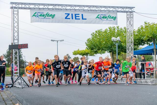  Ungeduldig warten die Schülerinnen und Schüler, bis endlich ihr Lauf startete.  | Foto: Winfried Zang