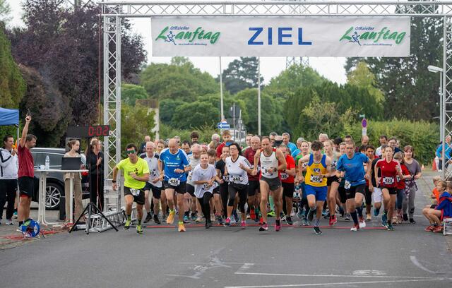 Landrat Jens Marco Scherf (links) gab den Startschuss zum Jedermann-Lauf.  | Foto: Winfried Zang