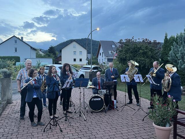 Die Kleinheubacher Musikanten ließen es sich nicht nehmen, ihrem Vereinsmitglied zum Jubiläum ein Ständchen zu spielen.  | Foto: Markt Kleinheubach