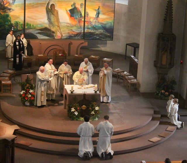 Weihbischof Ulrich Boom und die Konzelebranten beim Festgottesdienst | Foto: Martin Winkler