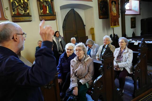 Pfarrer Reinhold Ball erläuterte die bewegte Historie und kostbare Ausstattung der katholischen, neugotischen Pfarrkirche in Klingenberg.