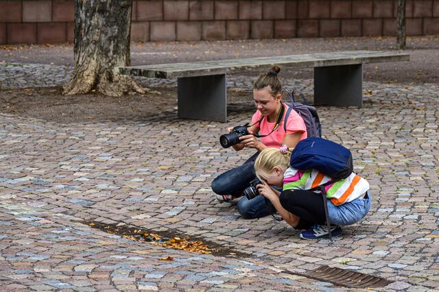 Kreative Jungfotografinnen mit voller Leidenschaft an der Nahaufnahme. www.fotoclub-miltenberg.de | Foto: Thomas Hauffe